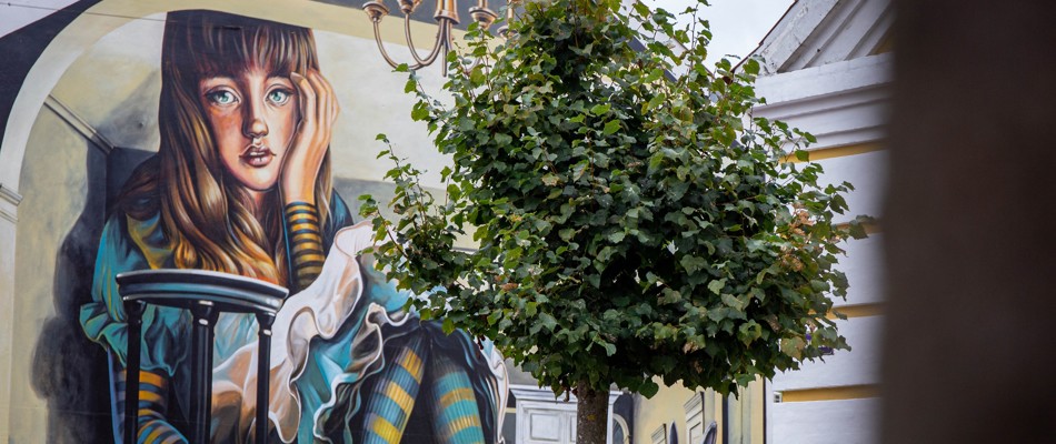 Gavlmaleri af Alice i eventyrland i Brande